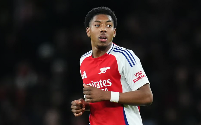 Calafiori vắng mặt, Lewis-Skelly đứng trước bước ngoặt lớn ở hàng thủ Arsenal