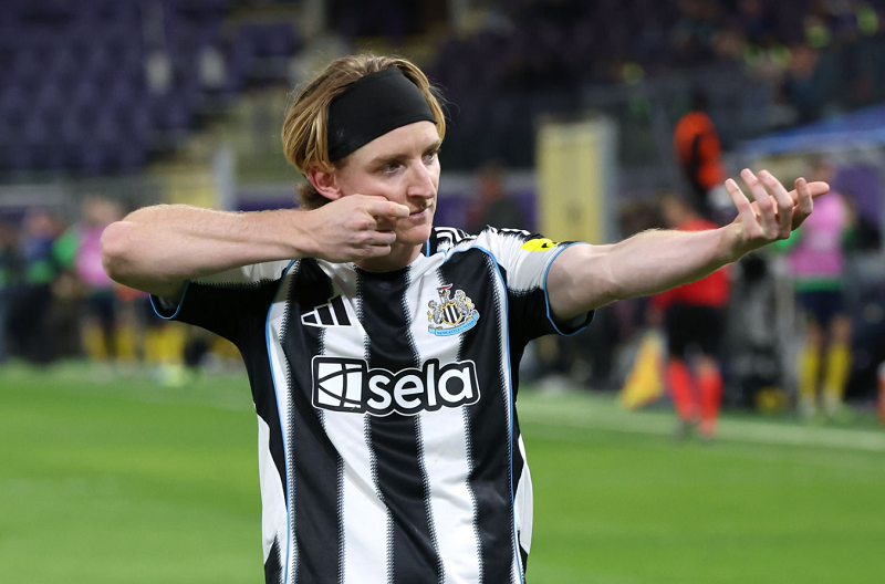 arsenal-tinh-duong-chieu-mo-anthony-gordon-de-lam-moi